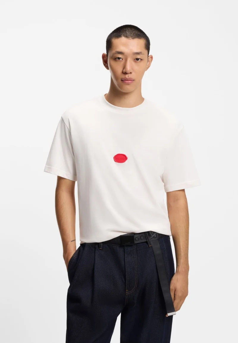 هوجو تيشيرت قطني مطبوع بشعار ختم الشمع